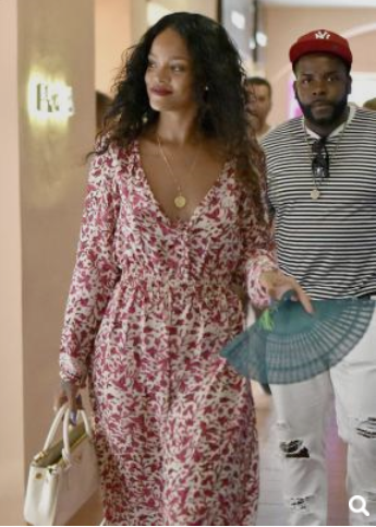 Rihanna sensuelle dans une longue robe